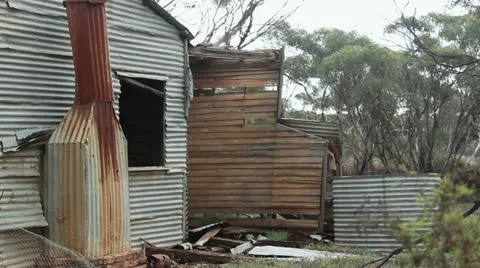 Medium shot pan left &amp; zoom out of abandonded house, Australia 動画素材 11271824