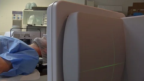 Medium shot of a patient's upper body while a cancer radiation simulator Vidéo 90102638