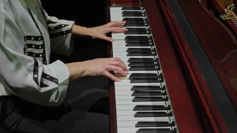 Medium shot of a pianist's hands Vidéo 172368617