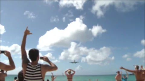 Medium Shot of a Plane Flying Overhead Vídeo Stock 33466756