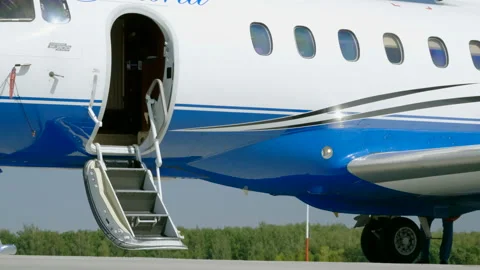 Medium shot of ramp of passenger plane located at the airport. 4K 库存影片 95121006