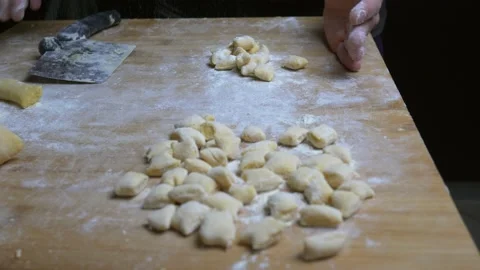 Medium shot raw potato dumplings floured and cut. Homemade gnocchi preparation. 库存影片 151156372