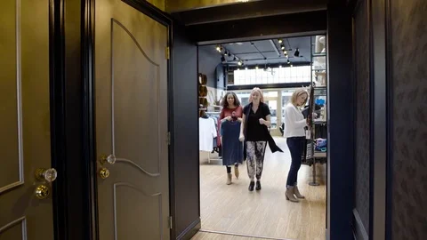 Medium shot of a sales worker assisting a customer 動画素材 76215725