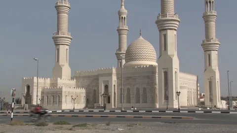 Medium shot of Sheikh Zayed Mosque, Ras Al Khaimah. Stock-Footage 88657223