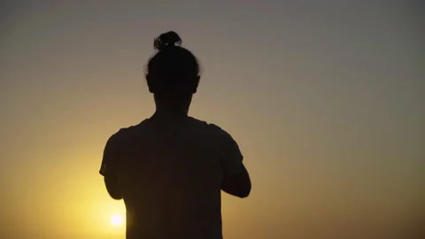 Medium Shot Silhouette Of A Man Doing Yoga in Nature Vidéo 137952722