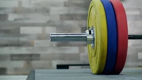 Medium shot slow mo tilt-down tilt-up men exercising and lifting weights female 動画素材 75398848