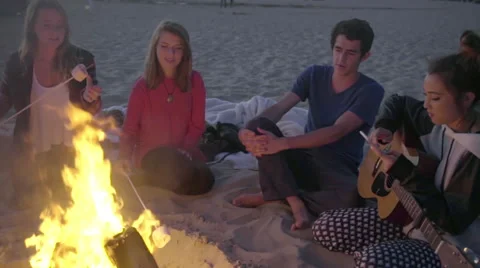 Medium shot of teens roasting marshmallows Video stock 53257486