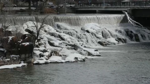 Medium Shot Water Fall Cars 스톡 동영상 86957853