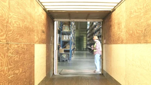 Medium shot of a worker pushing a pallet truck 動画素材 76534741