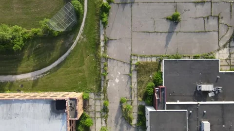 Medium speed, overhead drone video of abandoned Cooley High School Vidéo 307852201