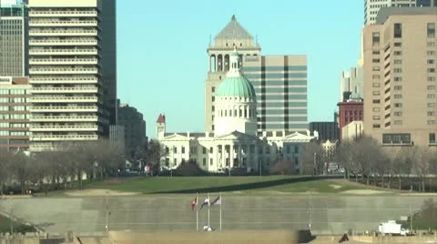 Medium speed zoomout of Saint Louis Arch Stockbeeldmateriaal 10594770