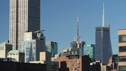Medium Tilt Up to Empire State Building from Manhattan Skyline Video stock 113356903