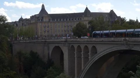Medium of tram crossing the Pont Adolphe bridge in Luxembourg Vidéo 252237904