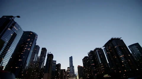Medium upward angle vehicle-mounted shot driving past Chicago Skyline Vídeo Stock 62341564