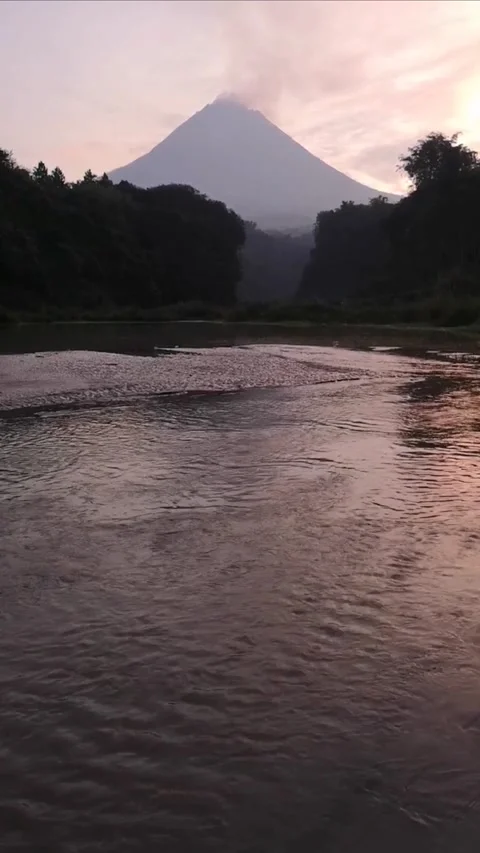 MEDIUM VIEW AN ACTIVE VOLCANO MOUNTAIN WITH BLUE SKY IN THE MORNING Video stock 203095911