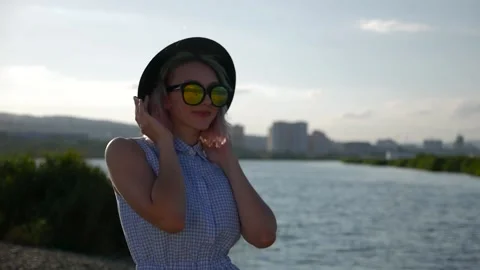 Medium view of a beautiful girl on the background of the sea Vídeos de archivo 136527372