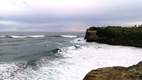 MEDIUM VIEW SEA WAVE WITH BLUE SKY IN THE AFTERNOON Video stock 203094543