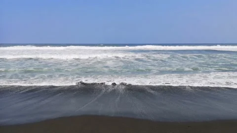 MEDIUM VIEW SEA WAVE WITH BLUE SKY IN THE AFTERNOON Video stock 203094653
