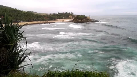 MEDIUM VIEW SEA WAVE WITH BLUE SKY IN THE AFTERNOON Video stock 203095791