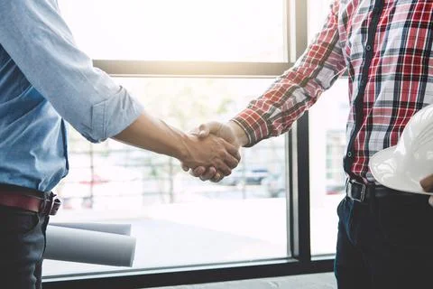 Meeting and greeting, Two engineer or architect meeting for project, handsh.. 库存照片