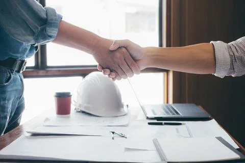 Meeting and greeting, Two engineer or architect meeting for project, handsh.. 库存照片