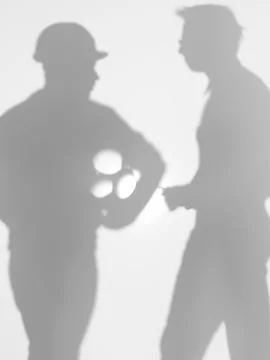 Meeting between contractor and engineer, silhouette Illustrazione stock