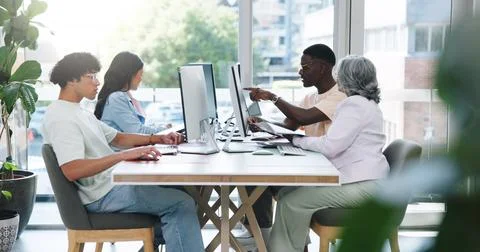 Meeting, computer and workshop with business people in office for it analys.. Foto stock