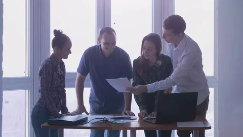 Meeting four elegant people in a stylish office with large panoramic windows at Vídeos de archivo 86191153