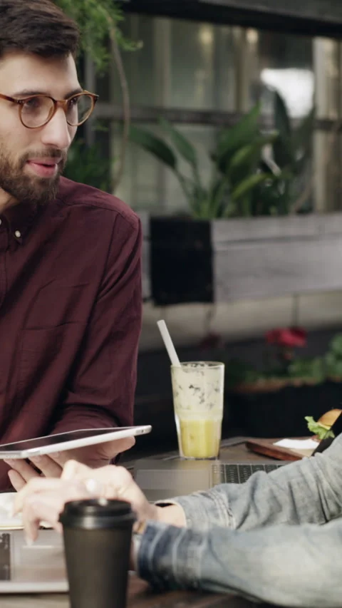 Meeting, remote work and tablet with people in coffee shop for small business or Vídeos de archivo 329884541