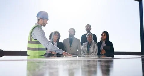 Meeting, solar panel and engineer with business people outdoor for photovoltaic Foto stock