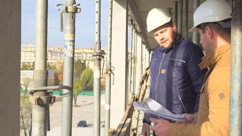 Meeting of two engineers talking about building project. Vídeo Stock 72359923