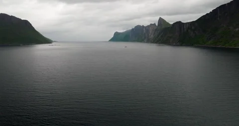 Mefjord drone riser reveals round marine pens of aquaculture salmon farm, Senja 스톡 동영상 318300196