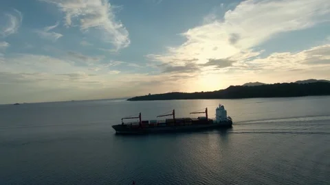 Mega container ship at the cruising slowly panama bay, Aerial footage Vidéo 165464159
