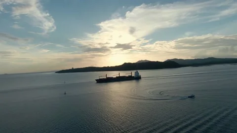 Mega container ship at the cruising slowly panama bay, Aerial footage 2 Vidéo 165464258