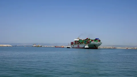 Mega container ship move at container port time lapse 4k Video stock 90054092