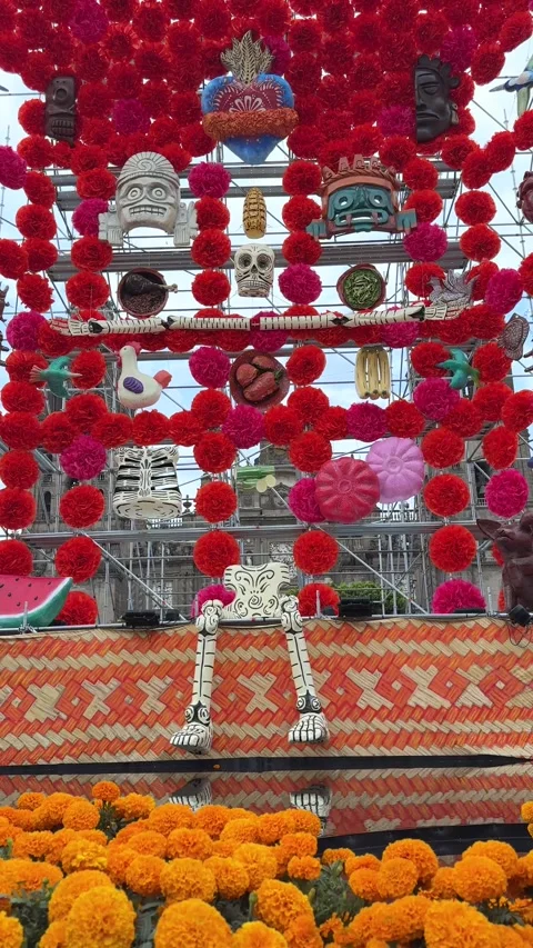Mega Day of the Dead offering in Zócalo, CDMX. Vertical shot Vídeos de archivo 291576663
