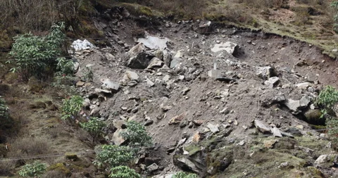 Meghalaya often lead to dramatic landslides that reshape roads Vídeos de archivo 335512688