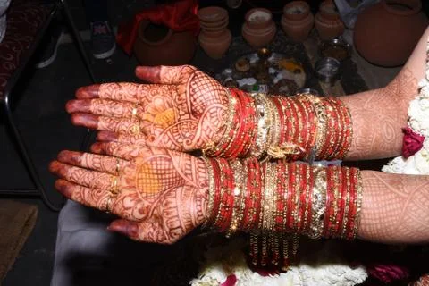 Mehandi on Indian bride's hands. Stockfoto's