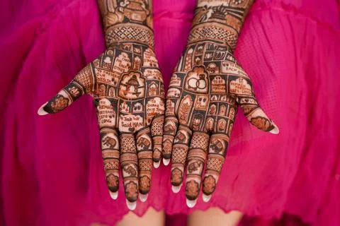 Mehendi Design in the hands of bride Fotos Stock