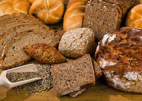 Mehrere verschiedene Sorten Brot. Gesunde Ernährung durch frische Backware.. Stock Photos