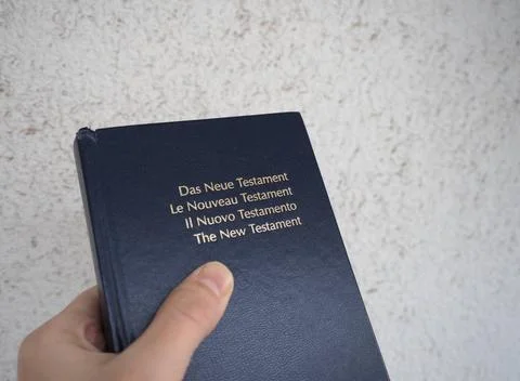 Mehrsprachiges Neues Testament in Deutsch, Französisch, Italienisch und En.. Stock Photos