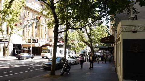 Melbourne CBD Collin St - with 2 trams Video stock 1070117