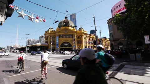 Melbourne Flinders Station Crossing with Tram and Bicycles Video stock 1069873