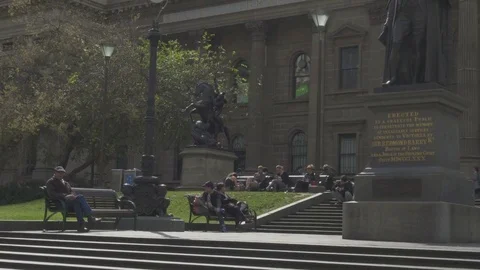 Melbourne Library: Outside. People reading and Studiying Stockbeeldmateriaal 69851817