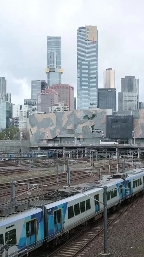 Melbourne Skyline with Metro Train Passing Federation Square and CBD Skyscr.. 스톡 동영상 340678961