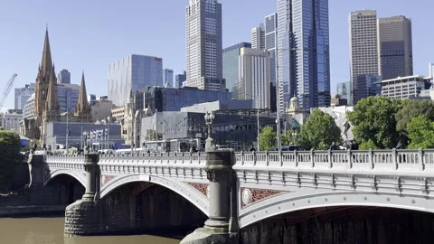 Melbourne: View of Princes Bridge spanning the Yarra River and city skyline, 4K Stock Footage 291514894