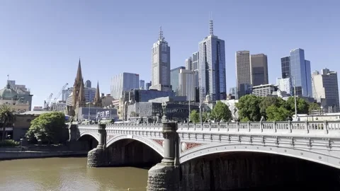Melbourne: View of Princes Bridge spanning the Yarra River and city skyline, 4K Stock Footage 291514897