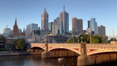 Melbourne: View of Princes Bridge spanning the Yarra River with city skyline, 4K Stock Footage 297668131