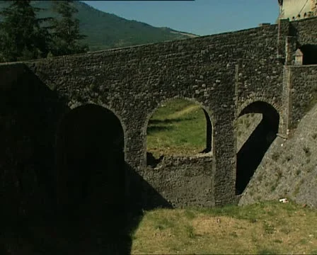 MELFI castle and moat pan Video stock 11036746