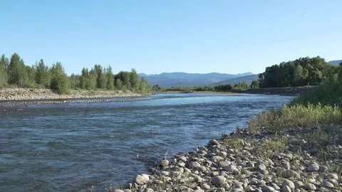 Mellow Mountain River Flowing Slowly in the Evening 库存影片 72436698